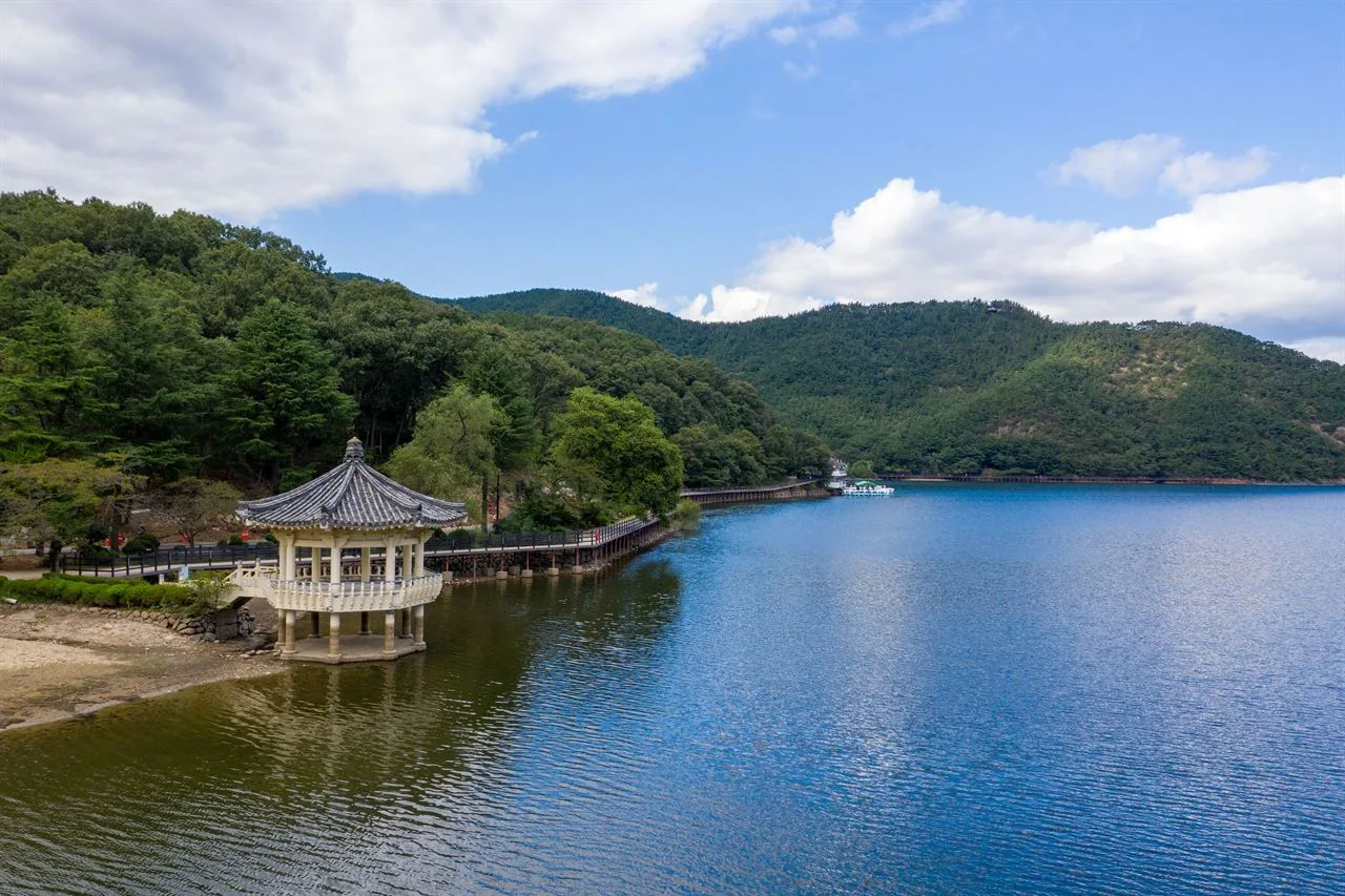 금오산도립공원 입구 단풍 사진, 아직 초록, 금오산 올레길 (금오지 둘레)